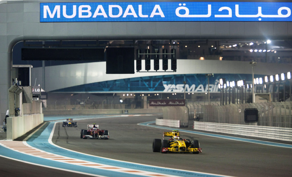Fernando Alonso, Ferrari, Vitaly Petrov, Renault, 2010 Abu Dhabi Grand Prix