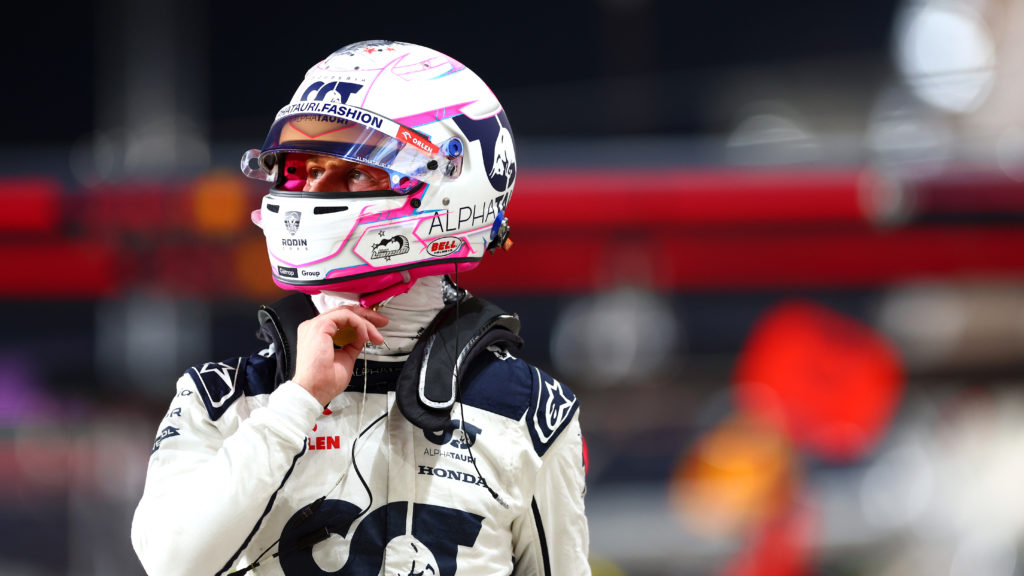 Liam Lawson puts on his F1 helmet at the 2023 Qatar Grand Prix