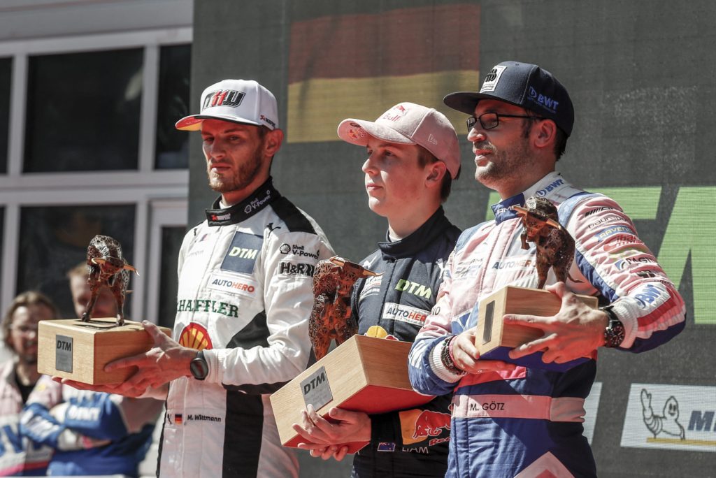 AUTO-MOTO-DTM-AUT-PODIUM