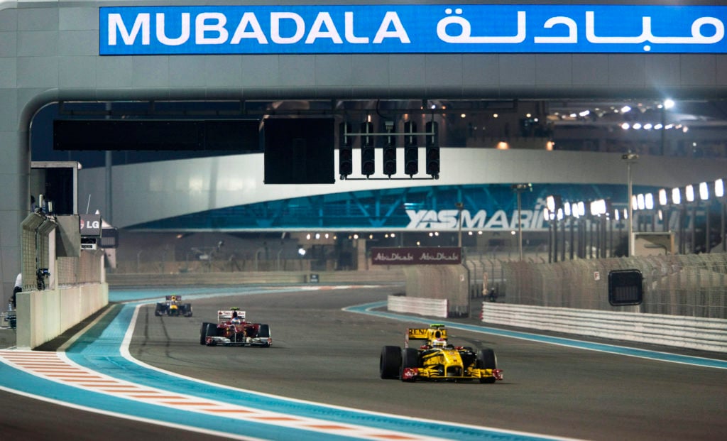 Fernando Alonso, Ferrari, Vitaly Petrov, Renault, 2010 Abu Dhabi Grand Prix