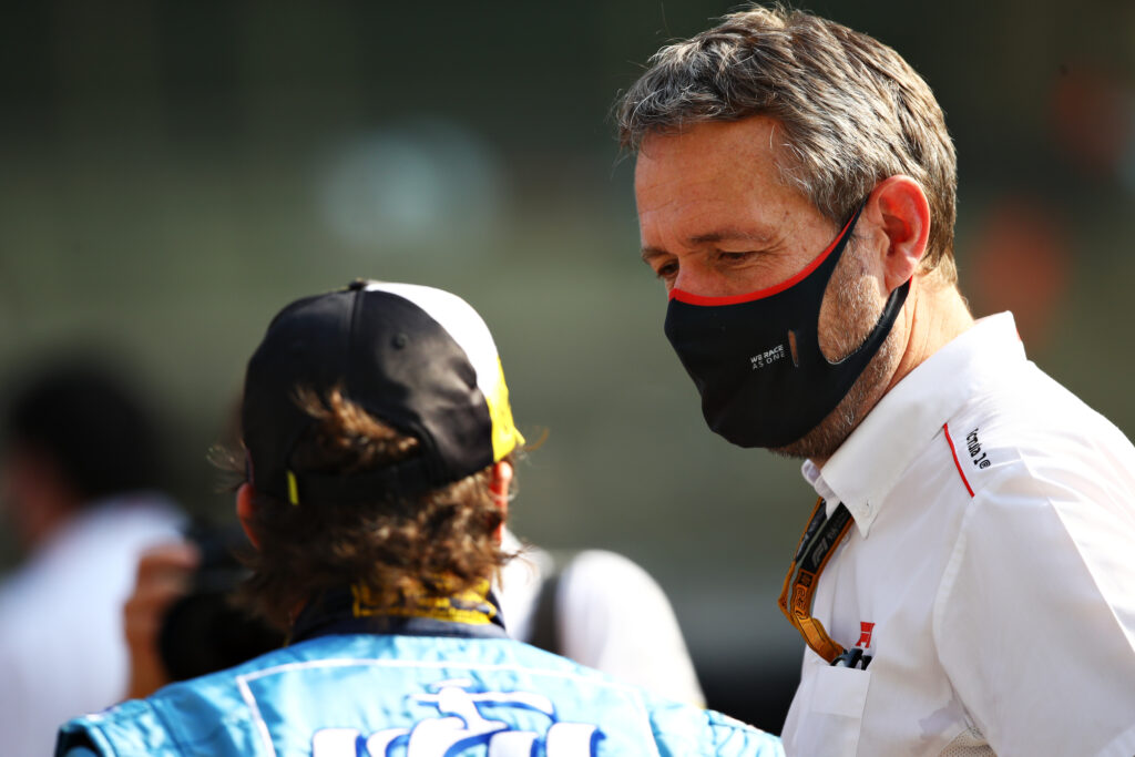 Fernando Alonso speaks to former Renault F1 sporting director Steve Nielsen at the 2020 Abu Dhabi Grand Prix