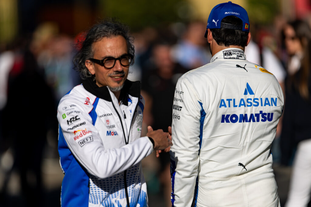 Laurent Mekies speaks to Carlos Sainz.