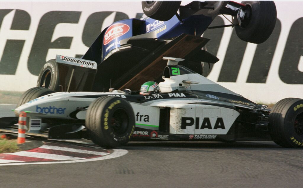 Minardi driver Esteban Tuero driving over the top of Tyrrell driver Toranosuke Takagi's car at the 1998 Formula 1 Japanese Grand Prix