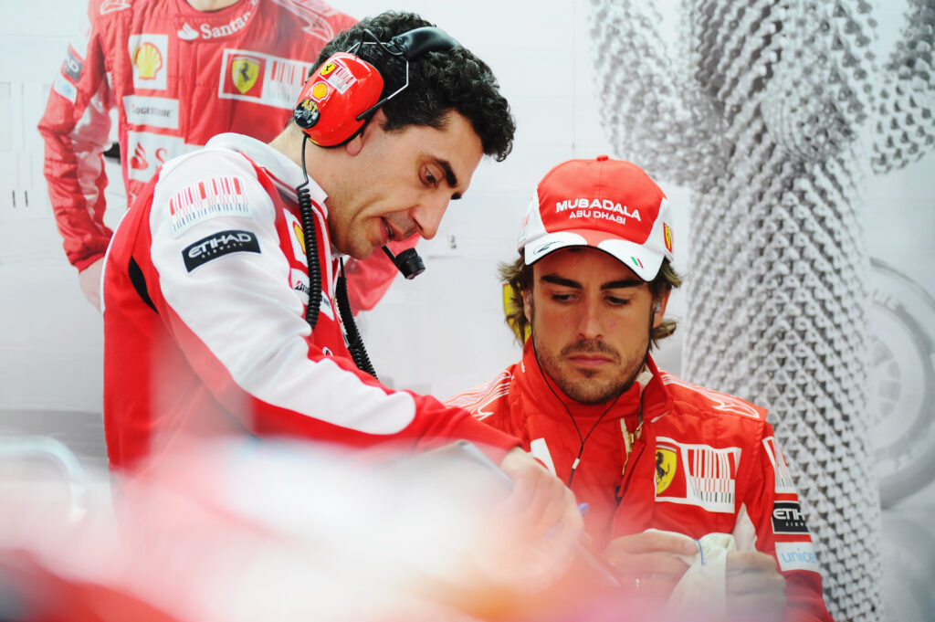 Andrea Stella speaks to Fernando Alonso in the Ferrari garage at the 2010 F1 Korean Grand Prix