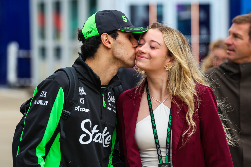 Gabriel Bortoleto kisses the cheek of girlfriend Isabella Bernardini at the British Grand Prix