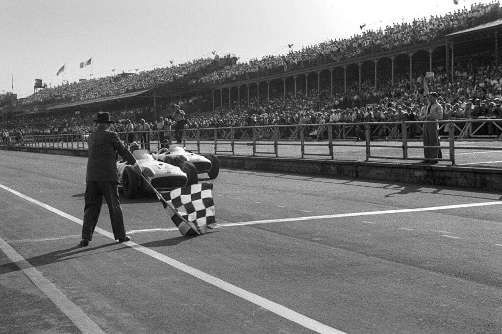 Stirling Moss beats Juan Manuel Fangio to win the 1955 F1 British Grand Prix