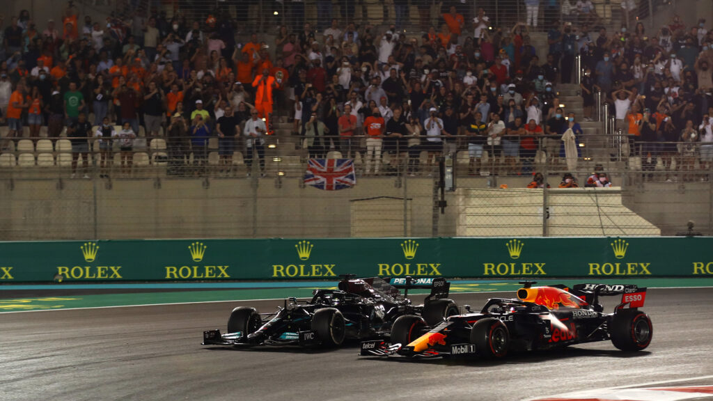 Lewis Hamilton and Max Verstappen battling at the 2021 Formula 1 Abu Dhabi Grand Prix