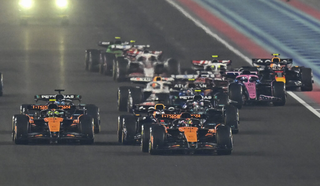 Oscar Piastri leaidg the start of the 2025 F1 Grand Prix of Qatar