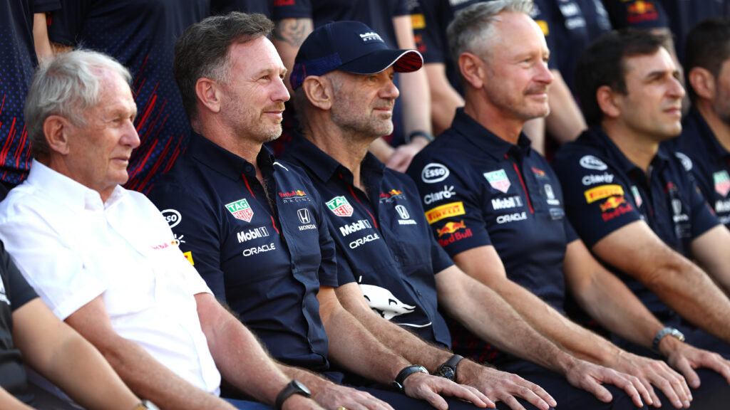 Helmut Marko, Christian Horner, Adrian Newey and Jonathan Wheatley pose for a Red Bull team picture at the 2021 F1 Abu Dhabi Grand Prix