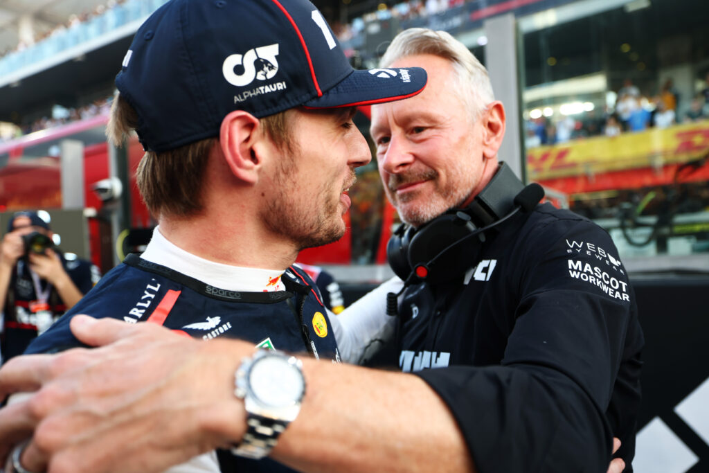 Jonathan Wheatley greets Red Bull driver Max Verstappen on the grid before the 2025 F1 Abu Dhabi Grand Prix