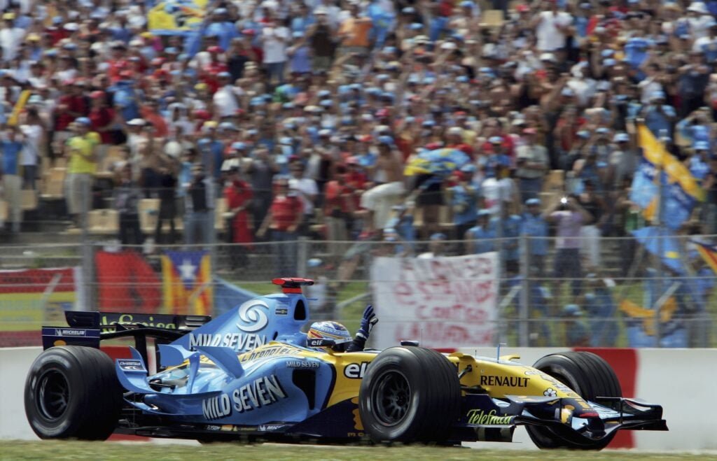 Fernando Alonso waves to the fan after winning the 2006 F1 Spanish Grand Prix in Barcelona for Renault